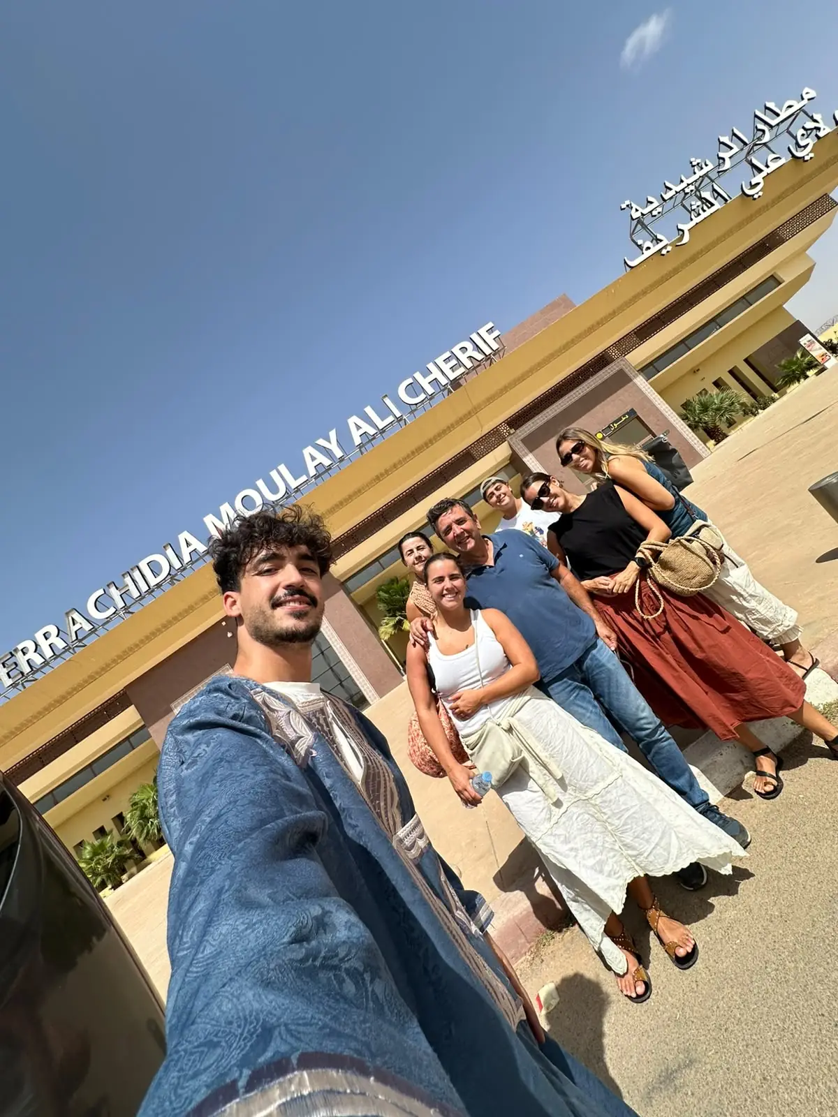 Un gruppo di viaggiatori con la loro guida di Agencia Marruecos Tours all’arrivo a Errachidia