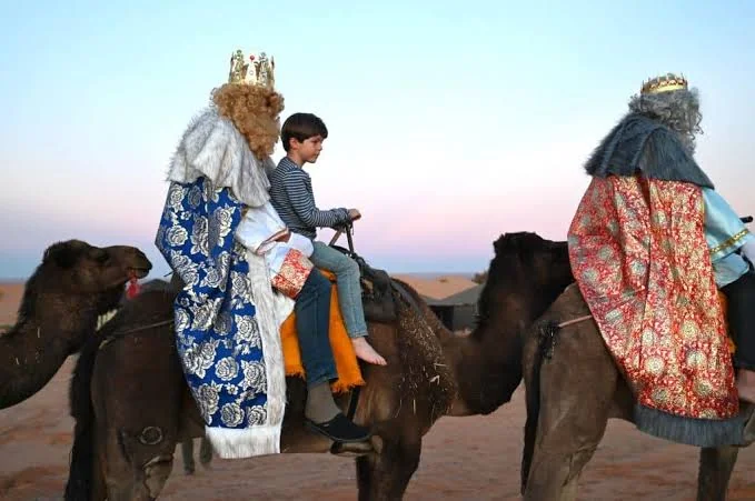 Les Rois mages à dos de chameau dans le désert de Merzouga